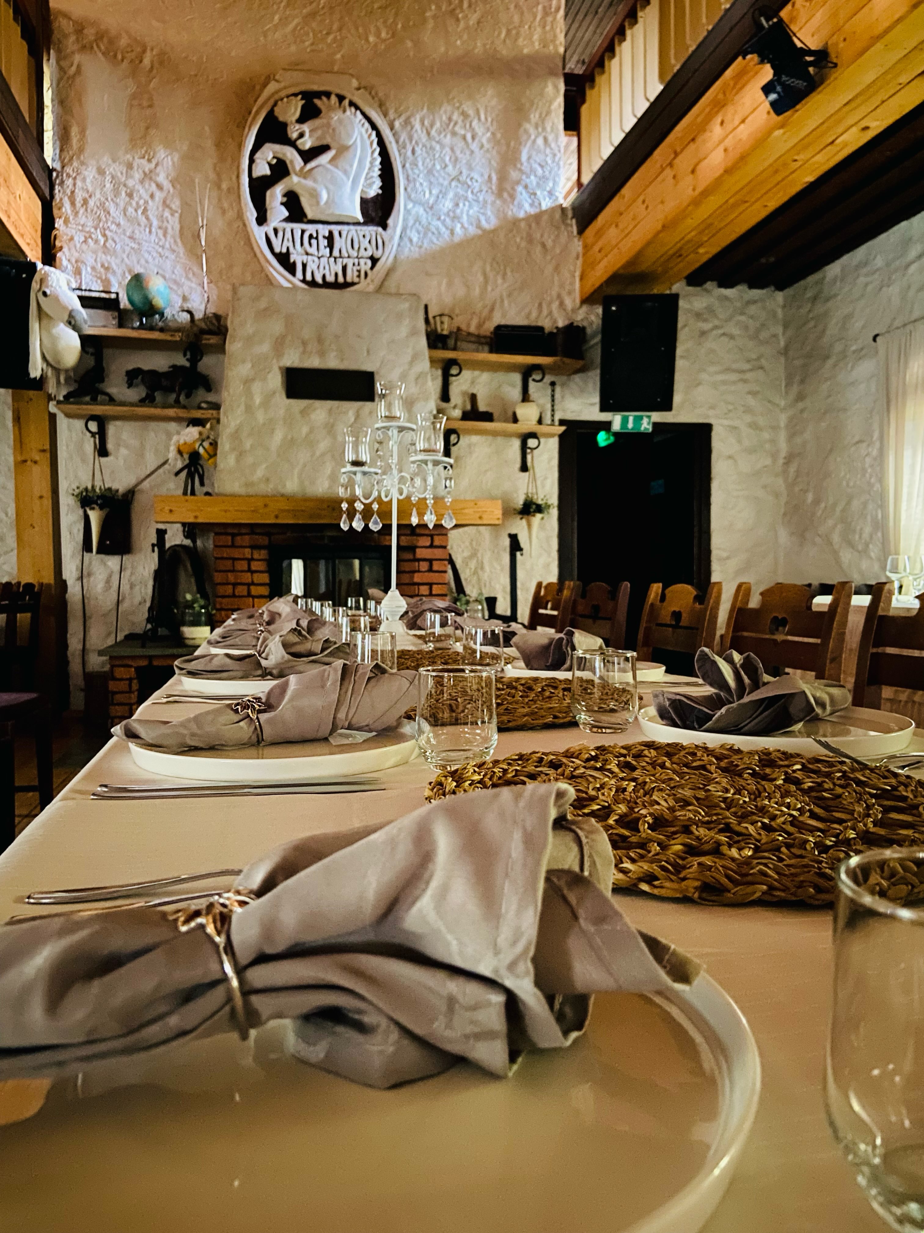 🍽️ Kui laua katmisest saab meditatsioon...
Öeldakse, et mõni käib stressi maandamiseks jooksmas, mina aga saan oma rahu kätte lauakatmisest! See on täielik loovteraapia – vahel muutub plaan käigu pealt kolm korda, aga tulemus saab alati soe ja hubane.  
Täna saab seda hubasust ja maitsvat õhtusööki nautida üks tore väike seltskond.  
Kas Sinu seltskonnal on järgmine koosviibimine juba planeeritud? 😉
📞 Broneeri aeg: 53472145 | 5113170
✉️ info@valgehobu.ee | 🌐 www.valgehobu.ee